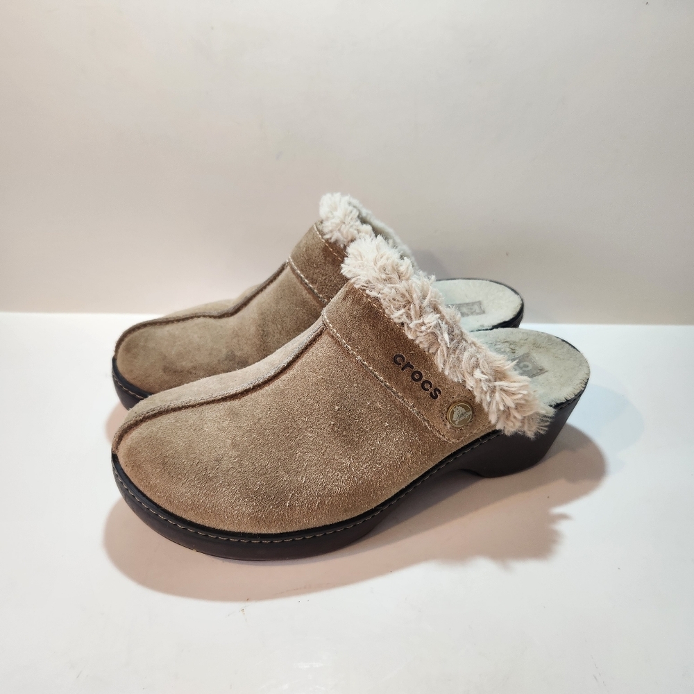 Crocs Womens Cobbler Eva Beige Suede Clogs with Faux Fur Lining ~ Size 8